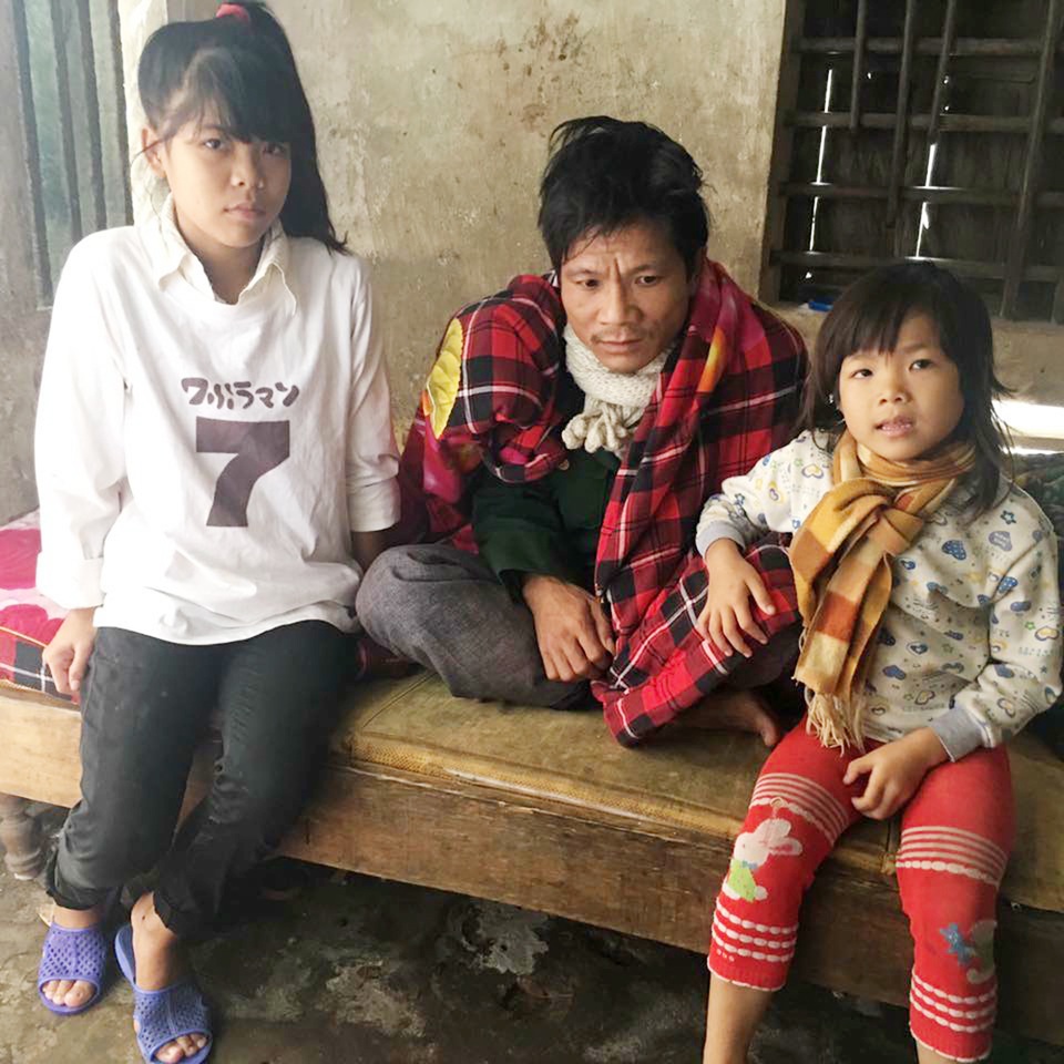 Khi đến Hà Tĩnh trao quà, Tuấn Hưng đã rất xúc động trước hoàn cảnh của anh Bùi Văn Thành (sinh 1977) ở Thôn Thọ - Xã Thạch Liên huyện Thạch Hà - Hà Tĩnh. Vợ đã mất khi hai con đang độ tuổi ăn học, còn anh đang phải đối diện với bệnh u não. Hiện bệnh của anh đang ngày càng nặng thêm có thể ra đi bất kể lúc nào, trong nhà không hề có một tài sản nào quý giá. Đoàn từ thiện của Tuấn Hưng đã không ai cầm được nước mắt khi chứng gia cảnh đáng thương của người dân này.