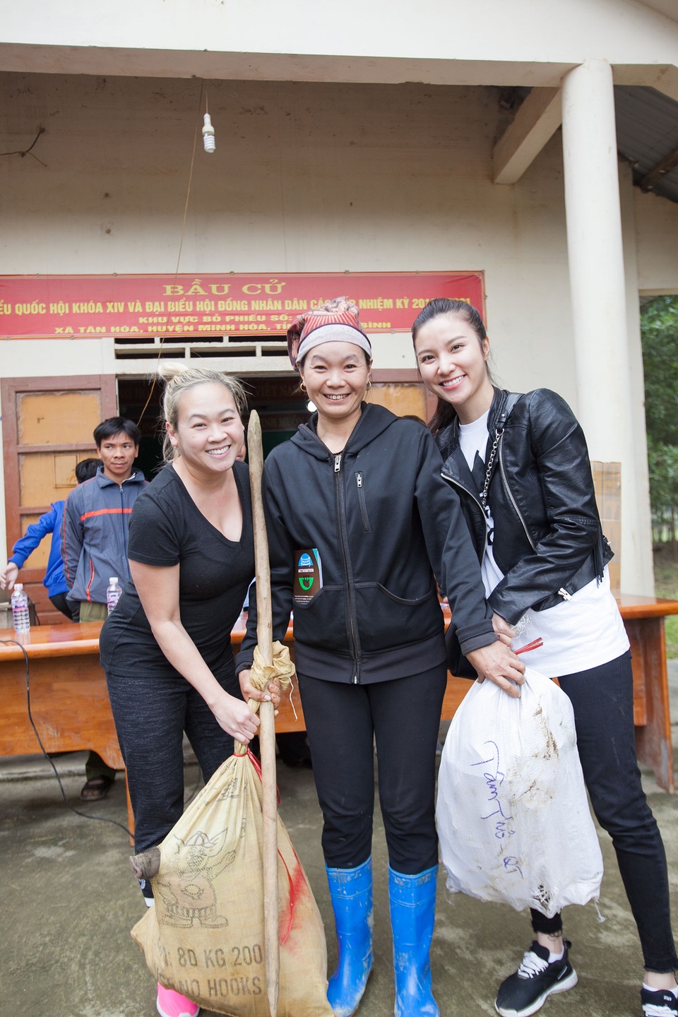 Tuấn Hưng tặng lợn rừng cho bà con Quảng Bình bị lũ - 4