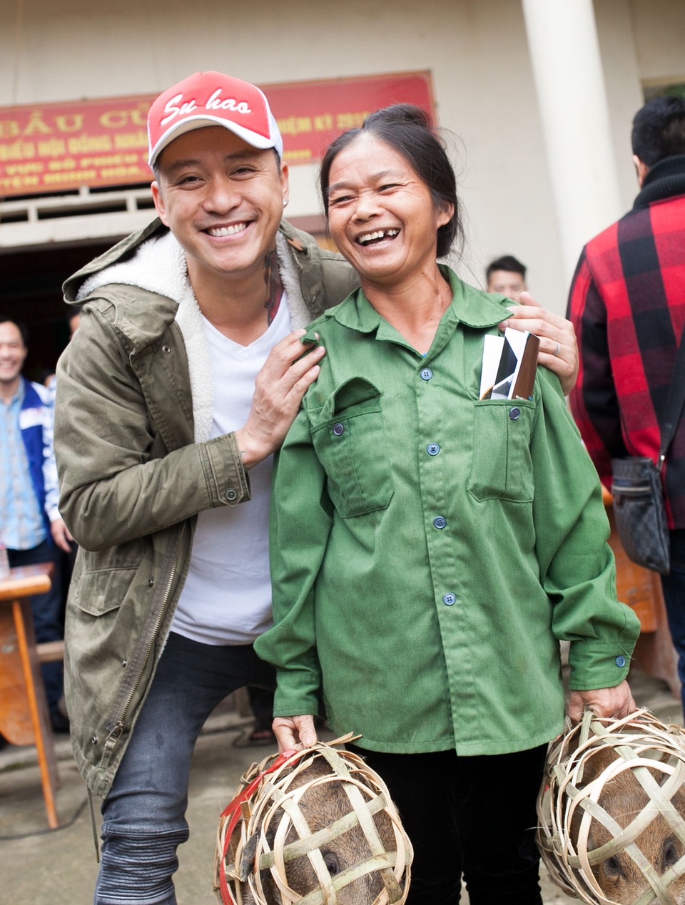 Nghiên cứu địa hình hiểm trở ở đây Tuấn Hưng thấy nơi đây phù hợp để nuôi lợn rừng, đây là con vật rất khoẻ dễ thích nghi với môi trường sống, khi lũ về thì có thể lùa lợn lên núi tránh lũ. Chính vì vậy Tuấn Hưng đã quyết định mua lợn rừng giống trao cho bà con thay vì gạo, mỳ, tiền hay các thứ khác để giúp bà con có kế sinh nhai.