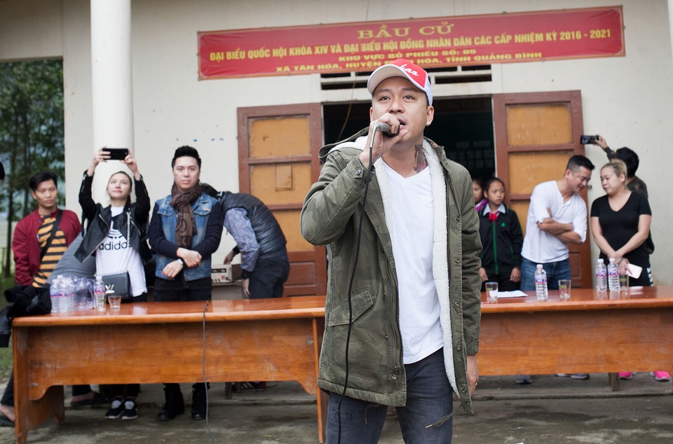 “Buổi trao lợn diễn ra sáng mùng 7 hết sức vui vẻ. Người trao đã vui người nhận càng vui hơn. Do giống lợn rừng rất khoẻ thỉnh thoảng lại có con lợn thoát ra ngoài, anh em trong thôn lại cùng với đoàn chung tay lùa bắt lợn vừa mệt vừa buồn cười. Anh em nghệ sĩ giúp bà con bắt lợn buộc lợn mang vác lợn, thậm chí khi thấy một bà mẹ đang mang bầu đến nhận lợn, Tuấn Hưng đã tình nguyện gánh lợn về thay cho bà bầu, làm buổi trao quà có rất nhiều cảm xúc ý nghĩa đầm ấm”, một thành viên trong đoàn kể.