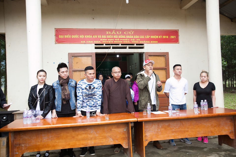 Trong lần từ thiện này, Tuấn Hưng quyết định trao quà muộn hơn cho bà con vì anh nghĩ lúc lũ về rất nhiều đoàn sẽ đến giúp, anh cần khảo sát và nghiên cứu kỹ lưỡng xem ở đâu cần mình nhất và điều gì bà con cần nhất.