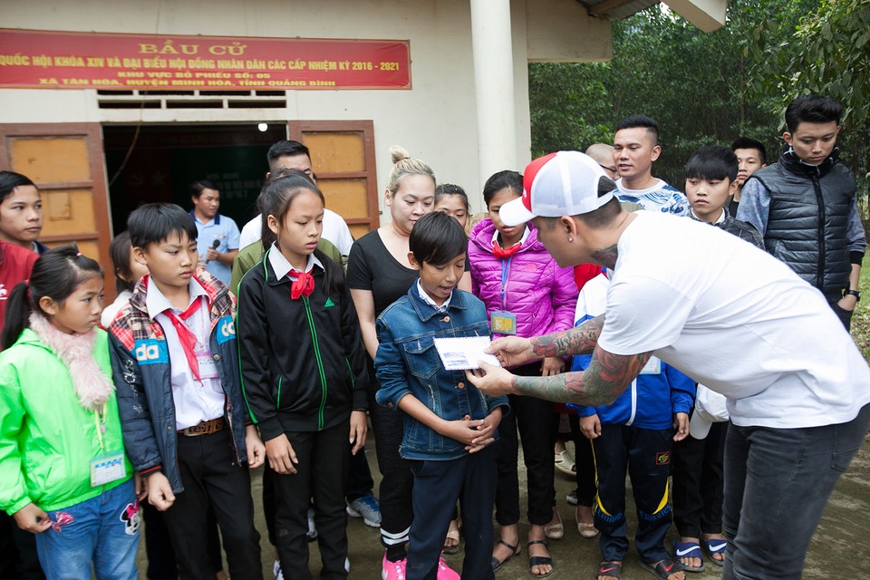 Ngoài trao lợn cho 83 hộ dân nghèo và cận nghèo của thôn 3 Tân Hoá, Minh Hoá của Quảng Bình, giọng ca “Nắm lấy tay anh” còn trao cho 16 em học sinh tiểu học và THCS ở các trường trên địa bàn 2 huyện Minh Hoá và Tuyên Hoá có hoàn cảnh đặc biệt khó khăn. Trong số các em học sinh được nhận quà có em Nguyễn Văn Tú sinh năm 1999,, ở Thôn 4 xã Thanh Hoá, Tuyên Hoá, Quảng Bình. Em bị tim bẩm sinh và đã hai lần mổ tim để dành giật sự sống. Bệnh tật đã khiến chàng trai 17 tuổi bé lại giống như em bé 7,8 tuổi. Tú đã rất xúc động khi cầm trên tay món quà 5 triệu đồng từ ca sĩ Tuấn Hưng.