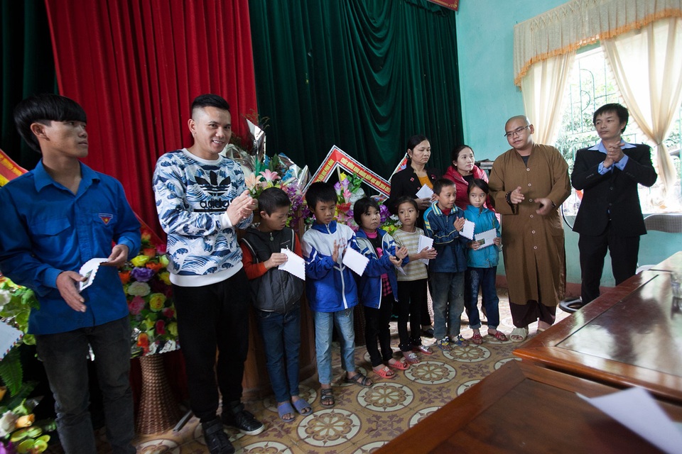 Rời Quảng Bình đến Hà Tĩnh, đoàn từ thiện đã đến trường tiểu học Phúc Đồng, Hương Khê, Hà Tĩnh. Ở đây, nhạc sĩ Tú Dưa cùng các thành viên đã thay đoàn trao 10 xuất học bổng cho các em học sinh nghèo vượt khó tại đây.