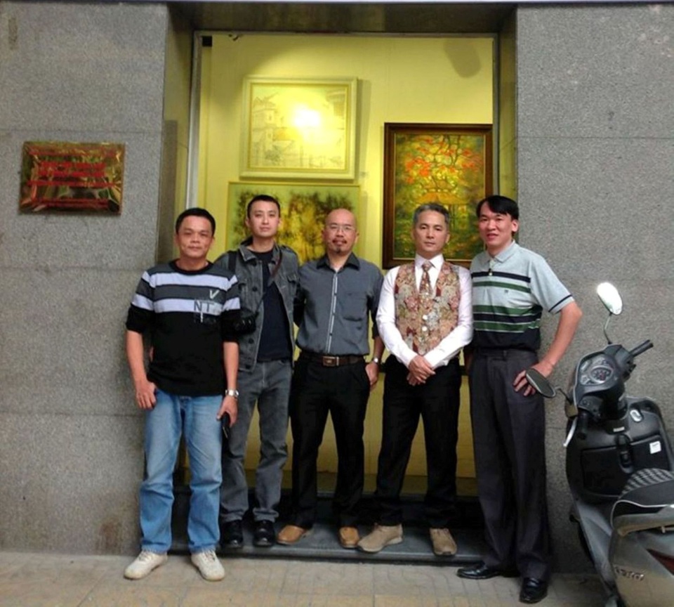 Cuộc gặp gỡ lạ kỳ của 5 hoạ sĩ trong triển lãm “Hội tụ” - 1 5 hoạ sĩ gồm: Cù Hồng Sơn (phong cách ấn tượng), Đỗ Quang Hiển (hiện thực bán ấn tượng), Thái Vĩnh Thành (phong cách ấn tượng), Nông Huy Hoàng Hà Nội (phong cách trừu tượng), Nguyễn Minh Tân (phong cách hiện thực bán ấn tượng).