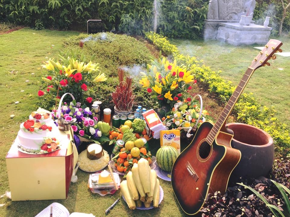 Vợ con, bạn bè tổ chức sinh nhật cho Trần Lập bên phần mộ - 1 Bánh sinh nhật, đàn guitar, hoa quả, ngô luộc... là những thứ mà vợ con và bạn bè mang đến để sinh nhật Trần Lập.