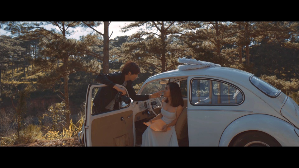 Một cảnh của Tim và Vân Trang trong rừng thông Đag Lạt.