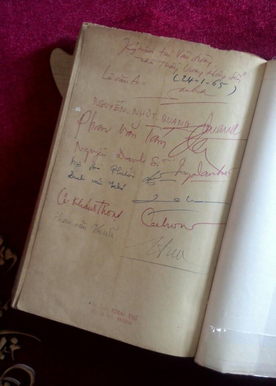 Phiên chợ sách xưa sẽ đấu giá sách hiếm để ủng hộ quỹ nhân ái - 1 Cuốn sách quý hiếm có nhiều chữ ký của những các văn nghệ sĩ sẽ được mang đấu giá trong phiên chợ sách xưa.