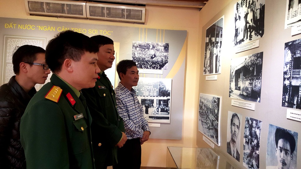 Triển lãm “Bản hùng ca mùa Đông năm 1946” - 4 Các chiến sĩ và người dân rất quan tâm đến triển lãm.
