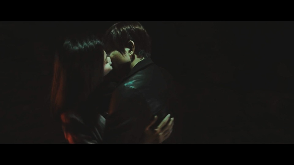 Cảnh hôn được thực hiện trong bóng đêm nhưng phải thực hiện tới 10 lần.