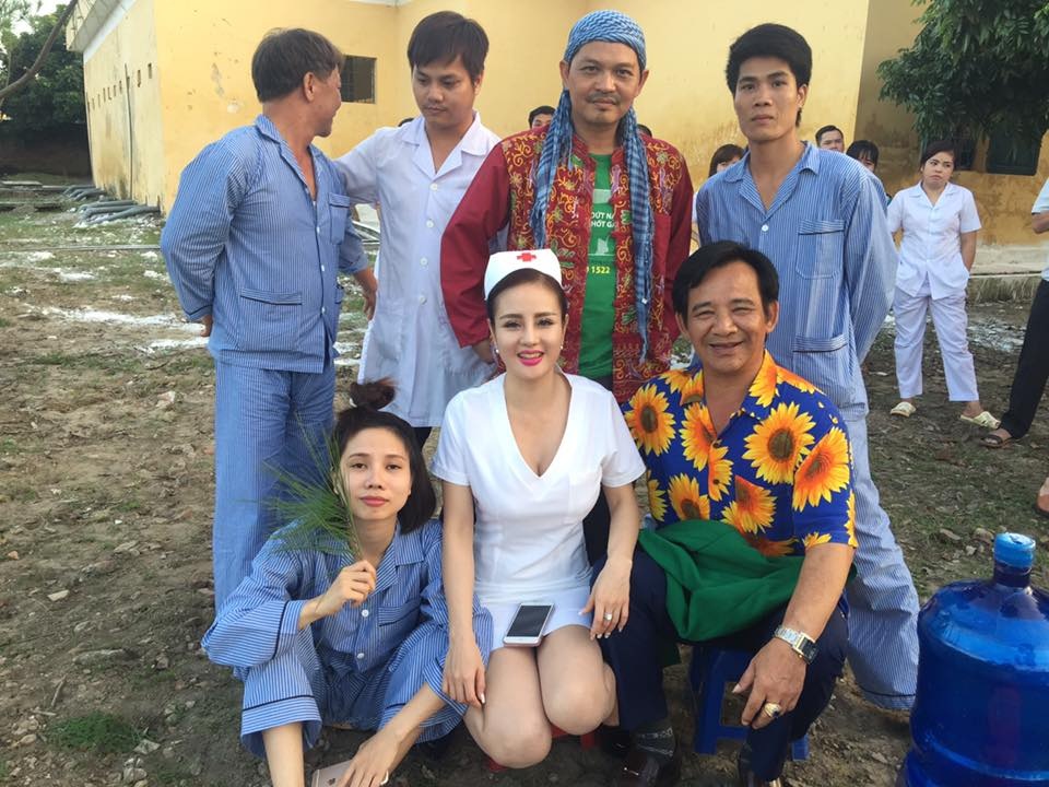 Cách tạo hình của Trung Hiếu và Quang Tèo trong hài Tết Đại gia chân đất phần 7.