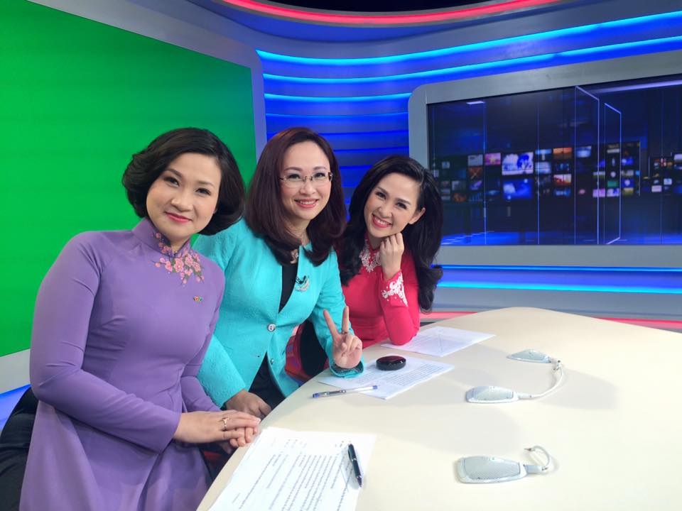 Nhan sắc “hoa hậu” của BTV sắp rời khỏi bản tin Thời sự 19h - 12 Thuý Hằng cùng các đàn chị VTV.