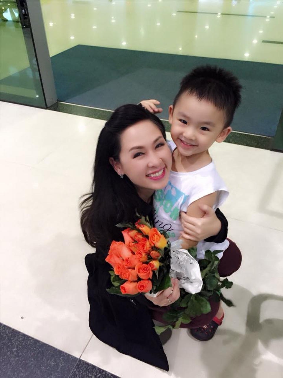Nhan sắc “hoa hậu” của BTV sắp rời khỏi bản tin Thời sự 19h - 6
“Tôi may mắn được gia đình hiểu và thông cảm với công việc của tôi. Nhưng dù vậy, tôi vẫn nghĩ đó là thiếu sót của mình, nhất là trong những ngày đặc biệt của gia đình mà mình không thể có mặt. Vì vậy, khi về nhà, tôi luôn cố gắng tạo không khí vui vẻ và dành nhiều thời gian để chăm sóc và bù đắp cho những người tôi yêu quý”, Thúy Hằng từng chia sẻ.