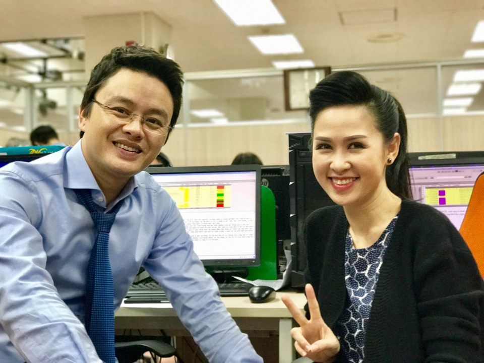 Nhan sắc “hoa hậu” của BTV sắp rời khỏi bản tin Thời sự 19h - 3 Tính đến nay, Thuý Hằng đã gắn bó với VTV được 12 năm. 12 năm làm việc ở VTV, Thuỷ Hằng từng trải qua nhiều công việc khác nhau: lý trường quay, trợ lý biên tập, rồi MC dẫn phụ, biên tập chuyên mục, sản xuất chương trình mảng du lịch và thiếu nhi. Khi kênh VTV9 ra đời, Thuý Hằng chuyển hẳn sang mảng Thời sự với các công việc Biên tập, dẫn bản tin, thư ký biên tập, sản xuất tin bài.