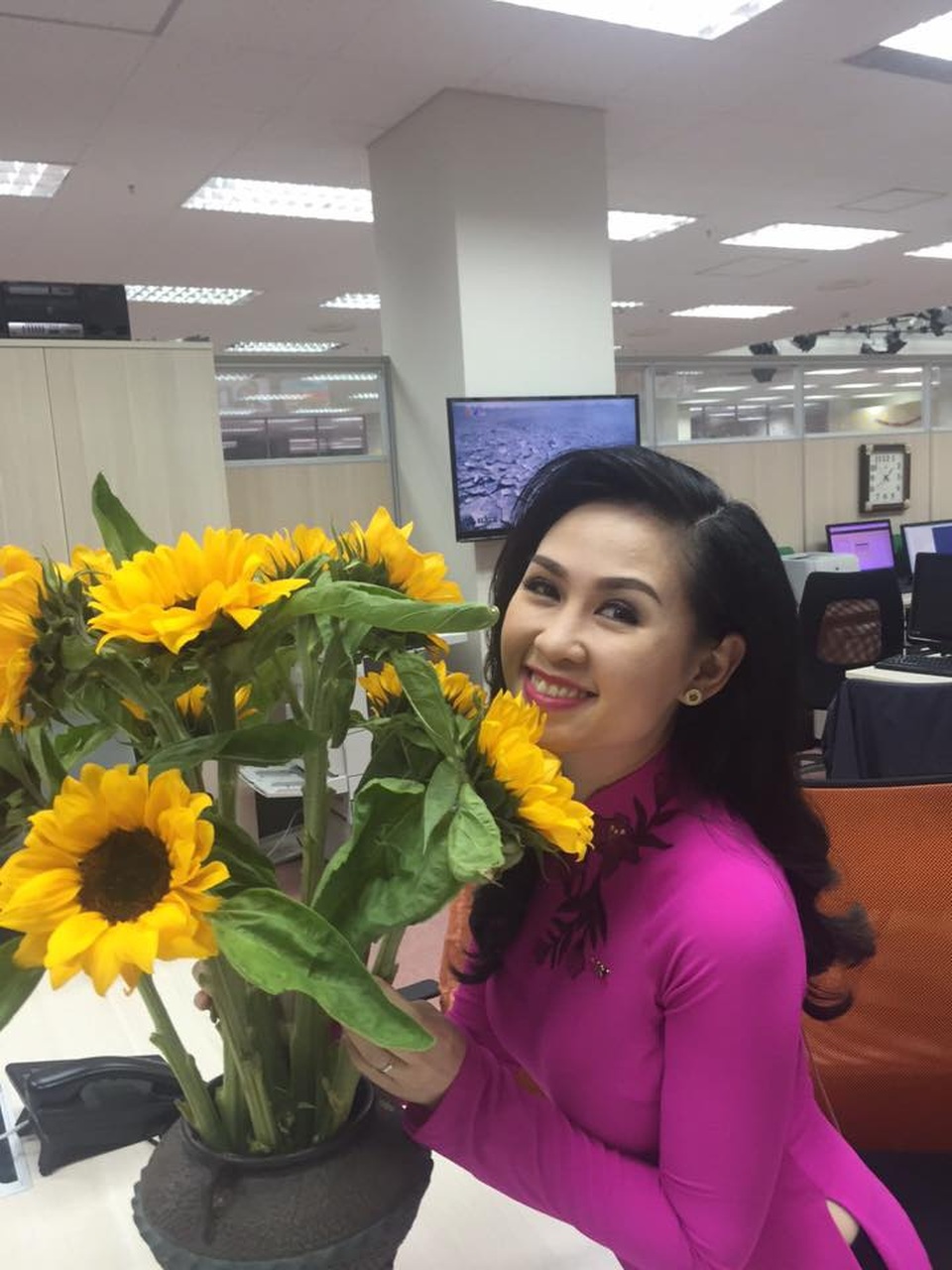 Nhan sắc “hoa hậu” của BTV sắp rời khỏi bản tin Thời sự 19h - 2 Ngay ở thời điểm đầu dẫn bản tin Thời sự, BTV Thuý Hằng đã gây ấn tượng với gương mặt phúc hậu đậm chất Á Đông và giọng đọc có âm sắc Nam Bộ rất truyền cảm. Nhiều người ví von chị như một làn gió phương Nam mới mát lành của bản tin Thời sự 19h.