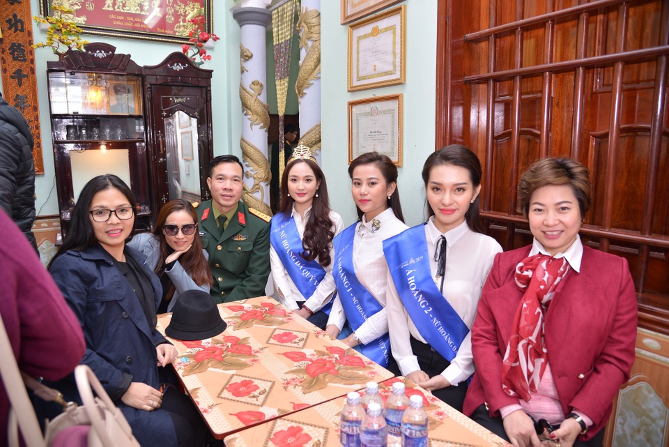 Theo đó, cùng với xạ thủ Hoàng Xuân Vinh và các thế hệ xạ thủ quân đội, Top 3 “Nữ hoàng đá quý Việt Nam 2016” đã cùng đồng hành về xã Hải Yến, huyện Tĩnh Gia, tỉnh Thanh Hóa để tri ân cố xạ thủ Trần Oanh - Vận động viên xuất sắc nhất thế kỷ 20 của Thể thao Việt Nam.