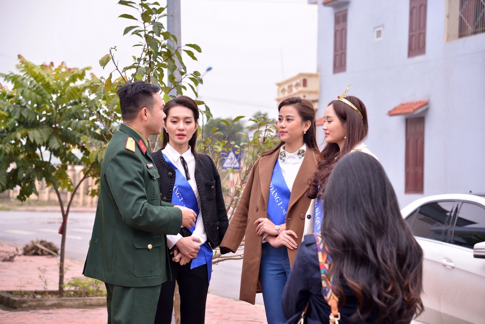 Và một trong những lời hứa trong đêm trao giải rằng sẽ mang sức ảnh hưởng từ danh hiệu chung tay góp sức với những công tác xã hội, các chương trình thiện nguyện, vì cộng đồng…việc đồng hành cùng xạ thủ Hoàng Xuân Vinh về tri ân cố xạ thủ Trần Oanh là hành động đầu tiên của 3 người đẹp, chỉ sau đêm chung kết 2 ngày.