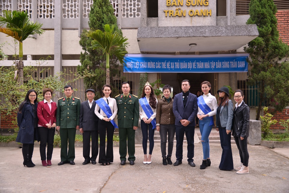 Chương trình Tri ân cố xạ thủ Trần Oanh được bắt đầu bằng hoạt động tham quan trường bắn mang tên ông. Ngay sau đó, 3 người đẹp đã cùng mọi người viếng và dâng hương tưởng niệm tại phần mộ cố xạ thủ Trần Oanh.