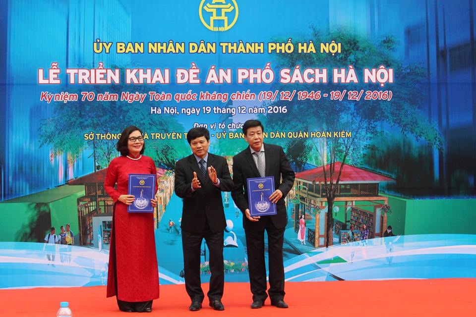Phố Sách Hà Nội sẽ đi vào hoạt động vào tháng 4/2017 - 1 Ông Ngô Văn Quý - Phó Chủ tịch UBND TP. Hà Nội trao quyết định khỏi công Phố Sách cho Sở TT-TT Hà Nội.