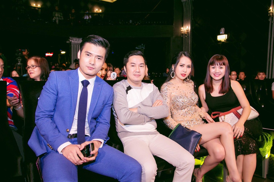 “Gái nhảy” Minh Thư gợi cảm bên Nam vương Phạm Xuân Hiển - 1 Vừa trở về từ Mỹ, diễn viên Minh Thư đã lập tức tới sự kiện “Đêm từ tâm” – đây là một chương trình do Á hậu Tố Uyên tổ chức nhằm gây quỹ từ thiện để mua áo ấm, trao học bổng cho các em học sinh dân tộc ở tỉnh biên giới Lào Cai cũng như giúp đỡ các hộ gia đình có cuộc sống khó khăn tại nơi đây.