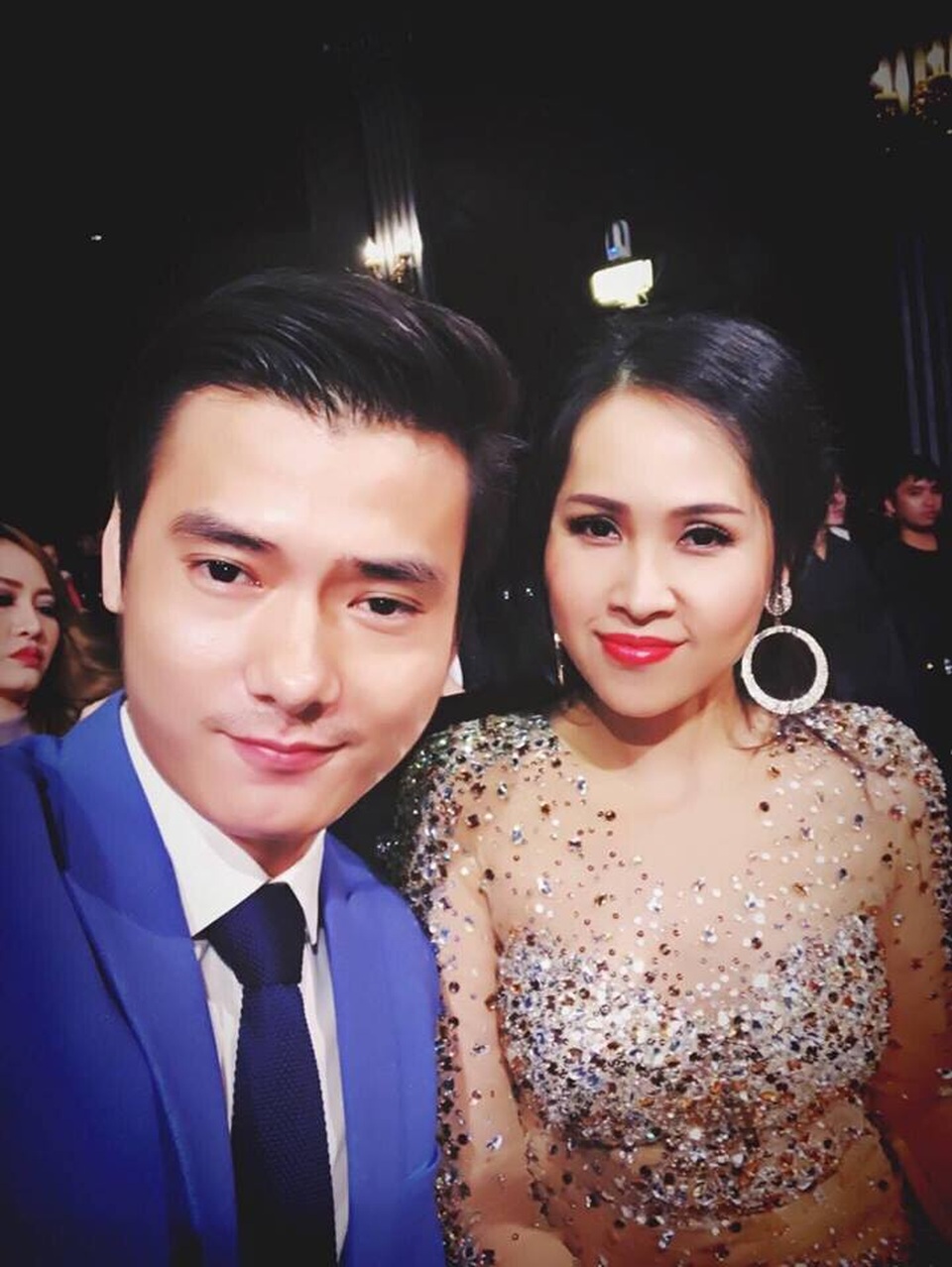 “Gái nhảy” Minh Thư gợi cảm bên Nam vương Phạm Xuân Hiển - 2 Dù khá mệt vì phải trải qua 20 giờ bay nhưng Minh Thư vẫn xuất hiện với gương mặt thật xinh đẹp và rạng rỡ. Cô ngồi hàng ghế Vip cùng Nam vương Phạm Xuân Hiển (Mister Eco World 2016) cùng nhiều người đẹp khác trong làng giải trí.