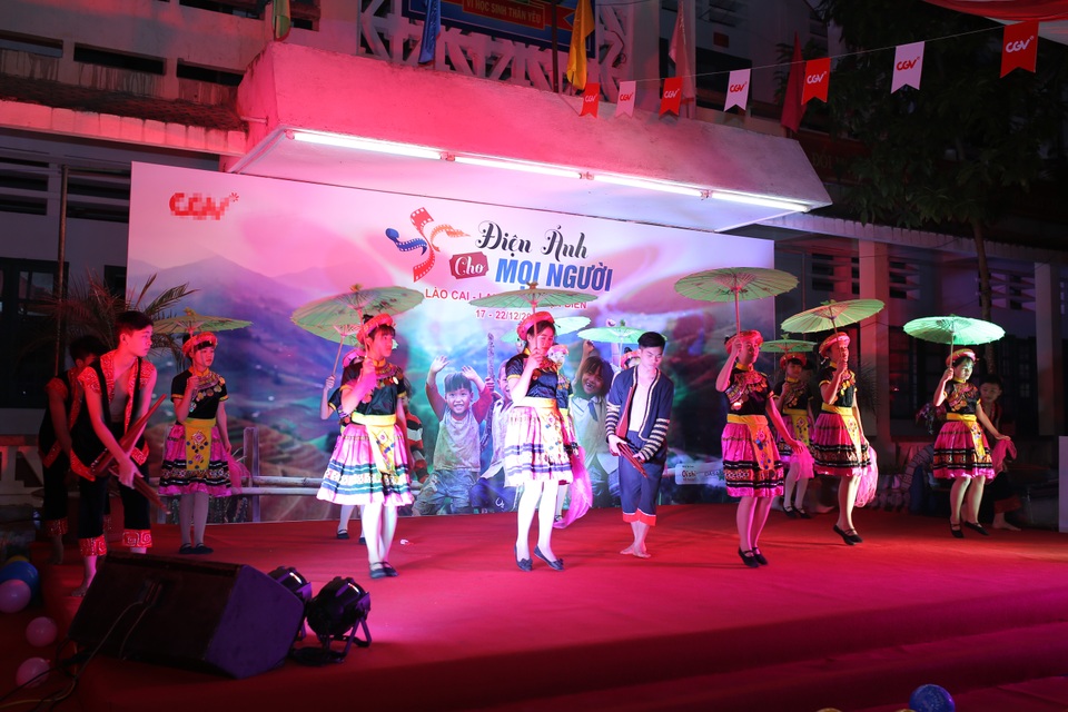 Các hoạt động văn nghệ chào mừng sự kiện do các em học sinh tự biên, tự diễn.