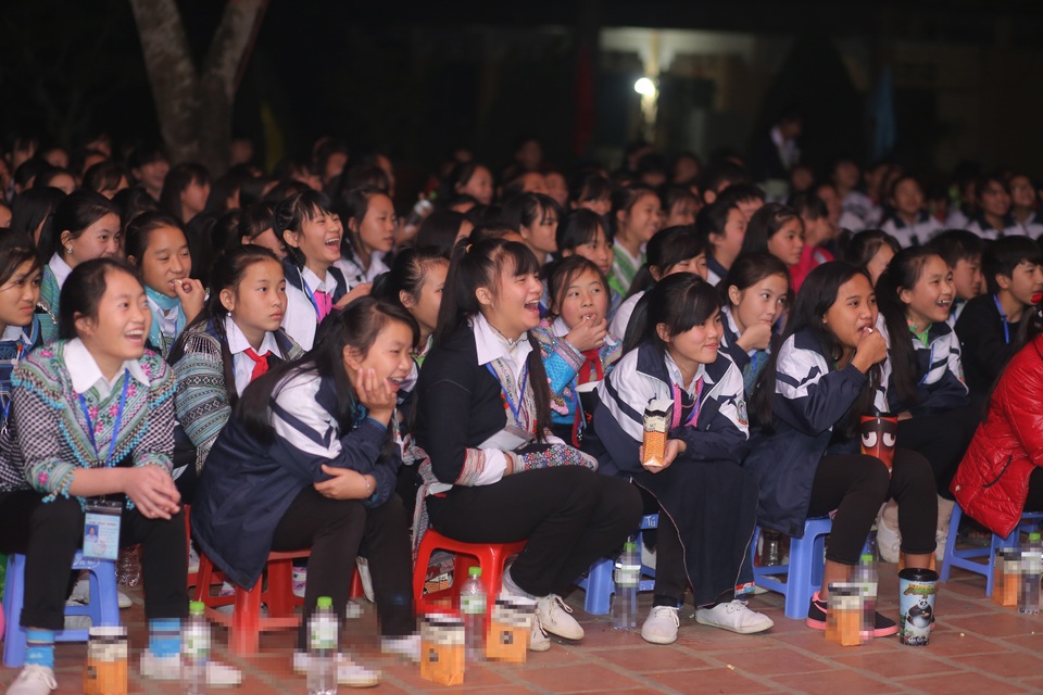 Các em học sinh say sưa xem phim chiều trên màn ảnh rộng.