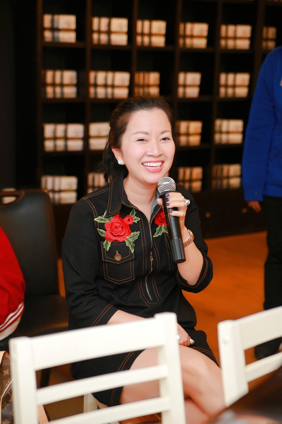 Nhiều lúc, mẹ của Á hậu thân thiện chụp hình cùng người hâm mộ của Huyền My, rồi sau đó hoà theo đám đông rất nhiệt tình để cổ vũ cho cô nàng Á hậu 9X đang đứng giao lưu với fans trên sân khấu.