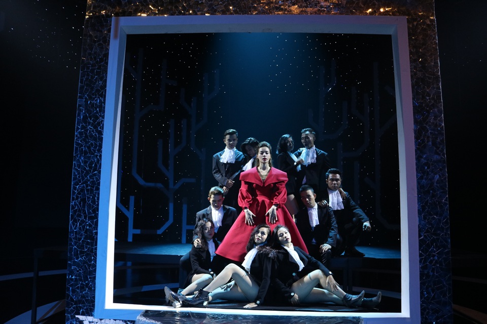 Hồ Ngọc Hà sôi động và hiện đại với vũ đoàn trong một ca khúc nhạc Pháp.