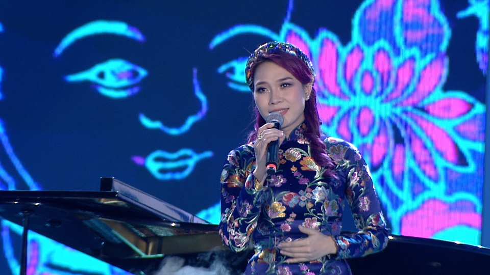 Mỹ Tâm, Hà Hồ bất ngờ hội ngộ trên sân khấu Chào 2017 - 2 Mỹ Tâm dịu dàng với bộ áo dài cách tân, đeo mấn.