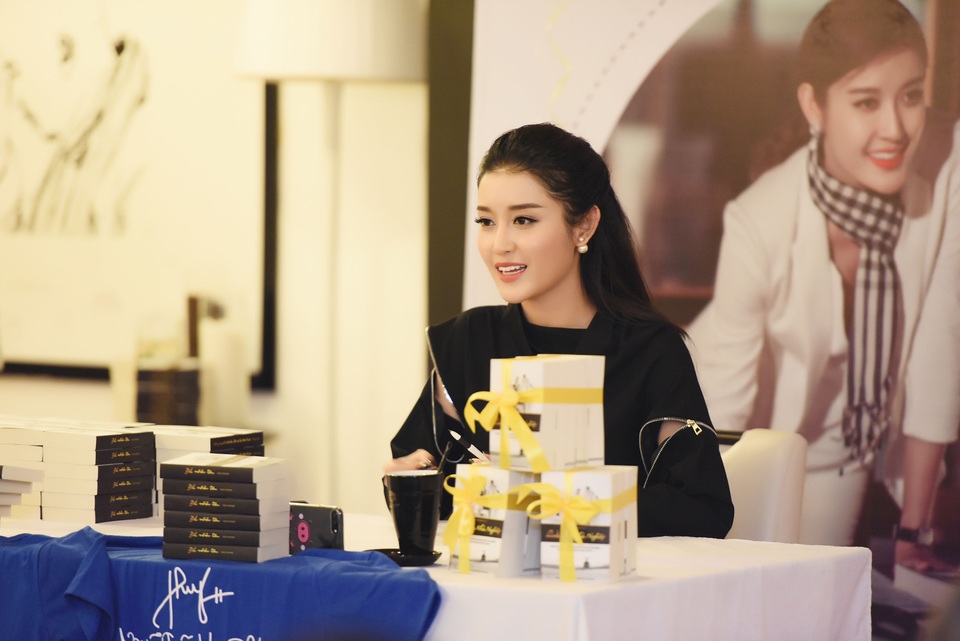 Đến với buổi gặp gỡ fans hâm mộ ngày hôm qua, Á hậu Huyền My không diện váy áo điệu đà như thường lệ mà mặc cả “cây” đen giản dị nhưng không kém phần cá tính.