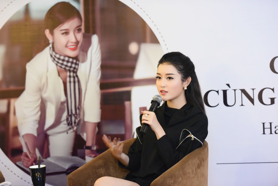 Huyền My rất yêu màu đen và cô tâm sự muốn thể hiện đúng tính cách, con người thật của mình mỗi khi giao lưu với người hâm mộ để tạo một không khí gần gũi, thân mật.