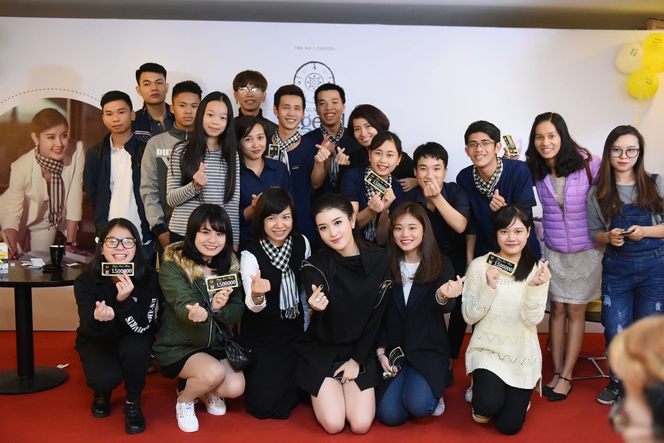 Không chỉ nhiệt tình giao lưu với các fans, Á hậu Huyền My còn hết mình trong các trò chơi cùng mọi người. Sự nhiệt tình và thân thiện của cô khiến cho những fans từng yêu mến cô sau cuộc thi HHVN 2014 vẫn dõi theo và ủng hộ những bước đi sắp tới của Huyền My.