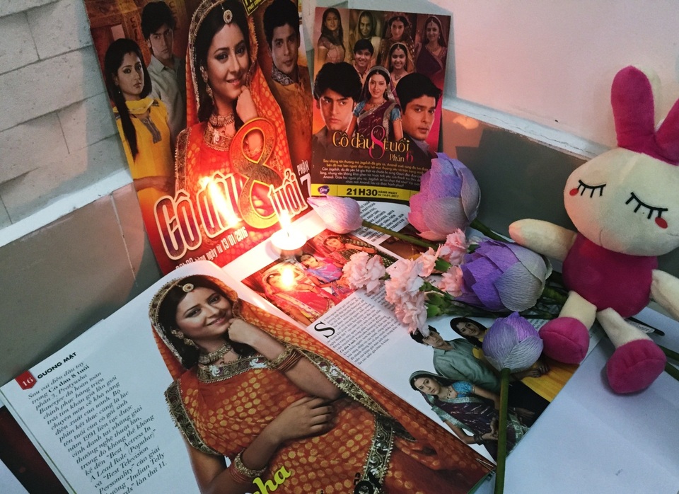 Khán giả Việt kỷ niệm ngày mất của “Cô dâu 8 tuổi” Pratyusha Banerjee - 6 Nế và hoa và gấu bông là những món quà người hâm mộ Việt Nam gửi đến nữ diễn viên xấu số.