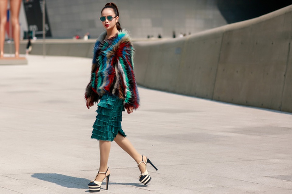 Sella Trương gây náo loạn khi xuất hiện cực "chất" tại Seoul Fashion Week - 2 Sella Trương chọn đồ của các NTK Việt Nam trong ngày chào sân Seoul Fashion Week