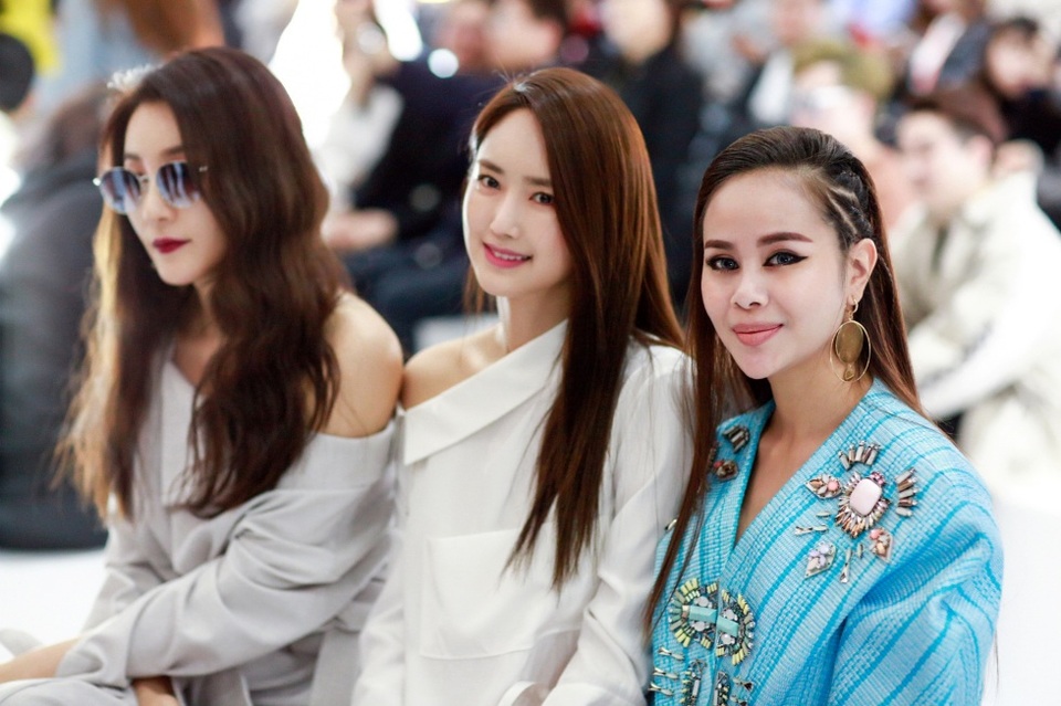Hoa hậu Sella Trương nổi bật với với “gu” thời trang sành điệu tại Seoul - 7 Xem show cùng các người đẹp Hàn Quốc trên hàng ghế VIP.