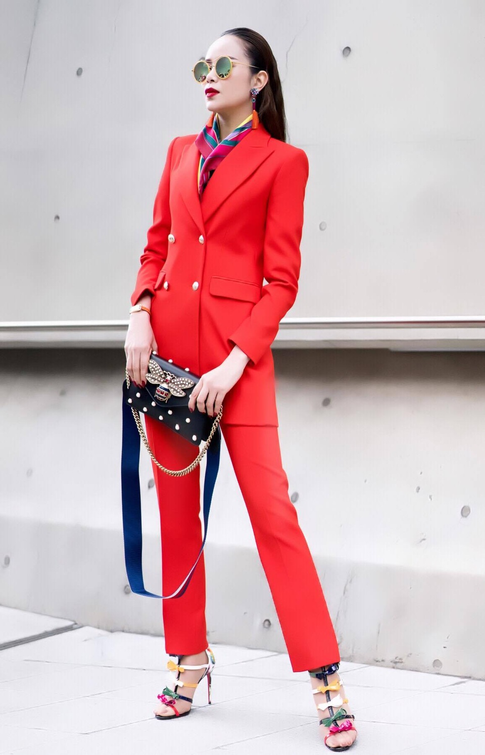 Sella Trương khiến các tín đồ thời trang "chóng mặt" bởi phong cách độc lạ - 1 Phong cách menswear như một bản tuyên ngôn thời trang “bình đẳng giới” dành cho phái yếu. Với cách phối đồ “chất lừ” như thế này Hoa hậu Sella Trương đã đốn tim các fan hâm mộ và các tín đồ thời trang.