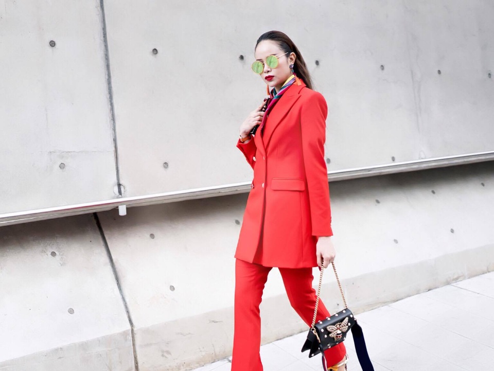 Sella Trương khiến các tín đồ thời trang "chóng mặt" bởi phong cách độc lạ - 3 Bộ suit màu đỏ cam nổi bần bật và không theo quy chuẩn thông thường,cô nàng sẽ càng thêm phong cách, sành điệu.