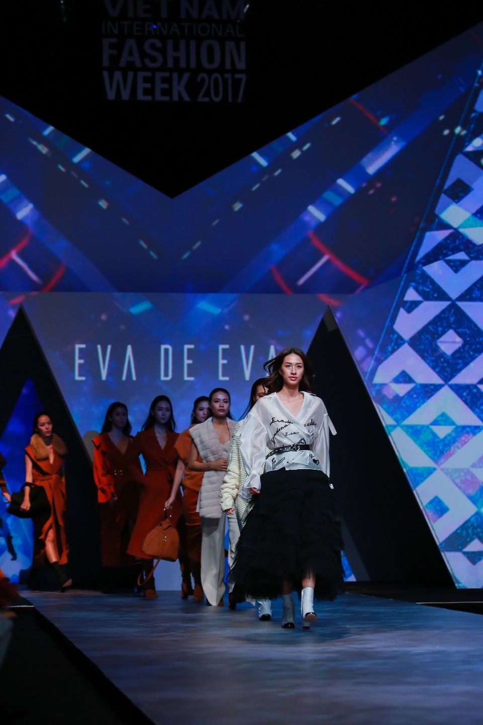 Eva De Eva chứng tỏ bản lĩnh thời trang Việt Nam bằng “Câu chuyện trái đất” - 2 Eva De Eva chứng tỏ bản lĩnh thời trang Việt Nam bằng “Câu chuyện trái đất” - 2
