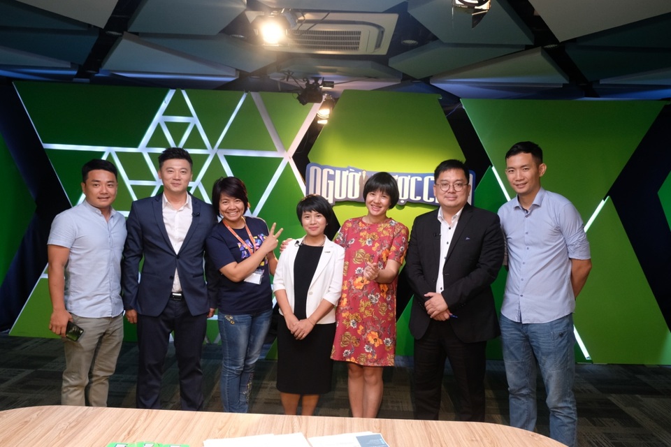 MC Khắc Nguyện làm “ông mối mát tay" cho sinh viên trên truyền hình - 3 Nhà báo Diễm Quỳnh – Trưởng Ban Thanh thiếu niên VTV6 cùng ê-kíp sản xuất chương trình trong hậu trường.