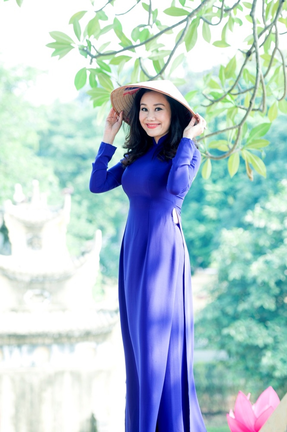 MC Nguyệt Ánh gây thương nhớ khi dịu dàng bên cúc họa mi - 4 Được thực hiện bộ ảnh với áo dài cầm bó cúc họa mi bước đi trên những con phố của Thủ đô mang lại cho Nguyệt Ánh cảm giác thật dịu nhẹ và hình dung mình như một thiếu nữ Hà thành thực sự.