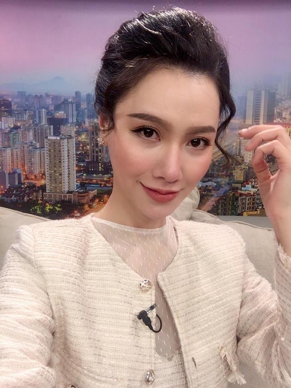 MC Minh Hà bật mí bí quyết để có được thân hình “đồng hồ cát” - 2 MC Minh Hà quen thuộc với khán giả xem truyền hình yêu thích chương trình Cà phê sáng với VTV3. Ít ai biết rằng để có những “ly cà phê thông tin thơm ngon” dành cho độc giả ekip của chương trình hàng ngày phải thức dậy làm việc từ rất sớm