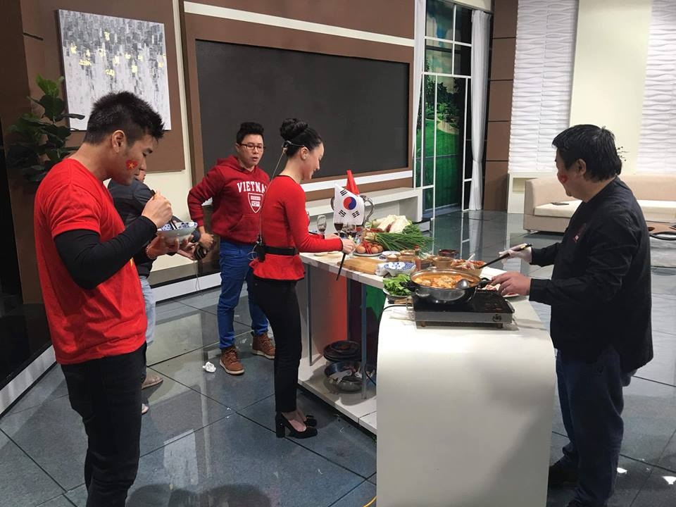 MC Minh Hà bật mí bí quyết để có được thân hình “đồng hồ cát” - 3 Minh Hà và ê-kíp cà phê sáng với VTV3 trong hậu trường ghi hình