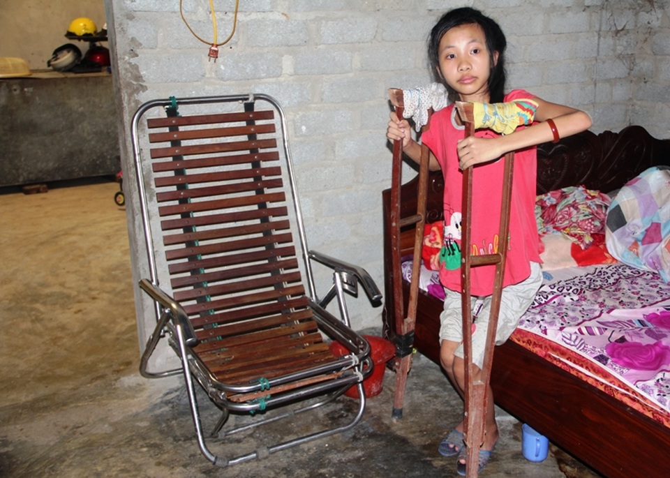 Nỗi đau tột cùng của cô bé học giỏi phải nghỉ học vì không có tiền chữa trị chân - 6
Học rất giỏi, Linh nuôi ước mơ trở thành bác sỹ để cứu người. Nhưng sau khi mẹ mất chừng 5 tháng, em bỗng dưng đổ bệnh, việc đi lại quá khó khăn.
