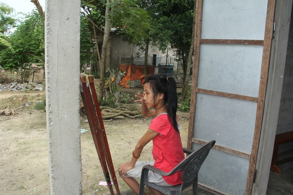 Nỗi đau tột cùng của cô bé học giỏi phải nghỉ học vì không có tiền chữa trị chân - 3 Cứ mỗi lần tiếng trống, tiếng hát vọng về, Linh lại bật khóc vì quá nhớ trường, nhớ bạn.