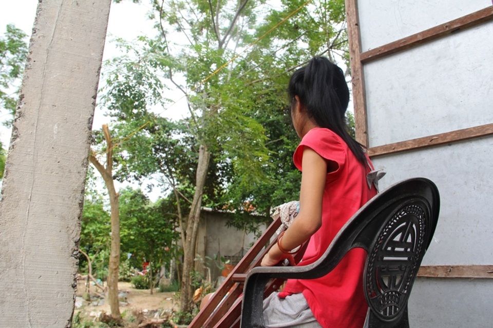Nỗi đau tột cùng của cô bé học giỏi phải nghỉ học vì không có tiền chữa trị chân - 2 Linh ngồi lặng lẽ, hướng về mái trường nằm cách nhà mấy trăm mét nghe tiếng trống, tiếng hát của các bạn tập dượt chuẩn bị cho năm học mới.