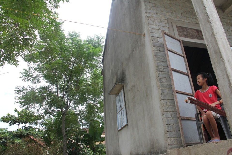 Nỗi đau tột cùng của cô bé học giỏi phải nghỉ học vì không có tiền chữa trị chân - 1 Khi các bạn cùng trang lứa đang nô nức chuẩn bị cho ngày khai giảng năm học mới, cô bé Phạm Thị Linh ngồi lặng lẽ, tuyệt vọng ở thềm nhà.