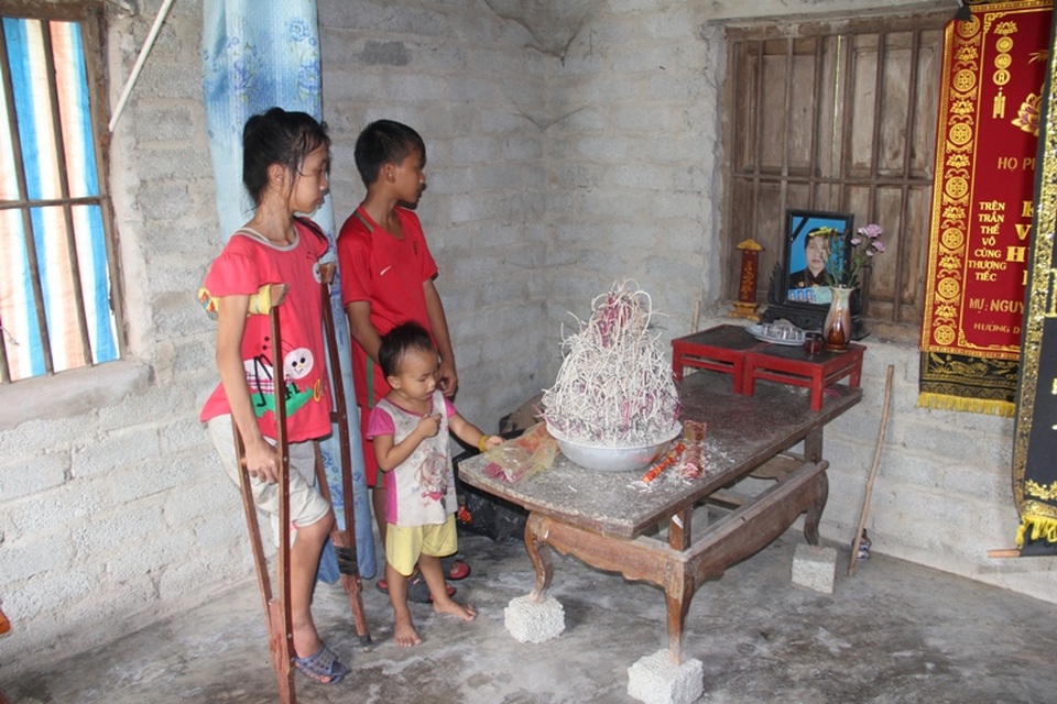 Nỗi đau tột cùng của cô bé học giỏi phải nghỉ học vì không có tiền chữa trị chân - 4 Linh và hai em của mình lặng lẽ trước di ảnh của người mẹ vừa mất vào năm trước vì chứng bệnh u não.