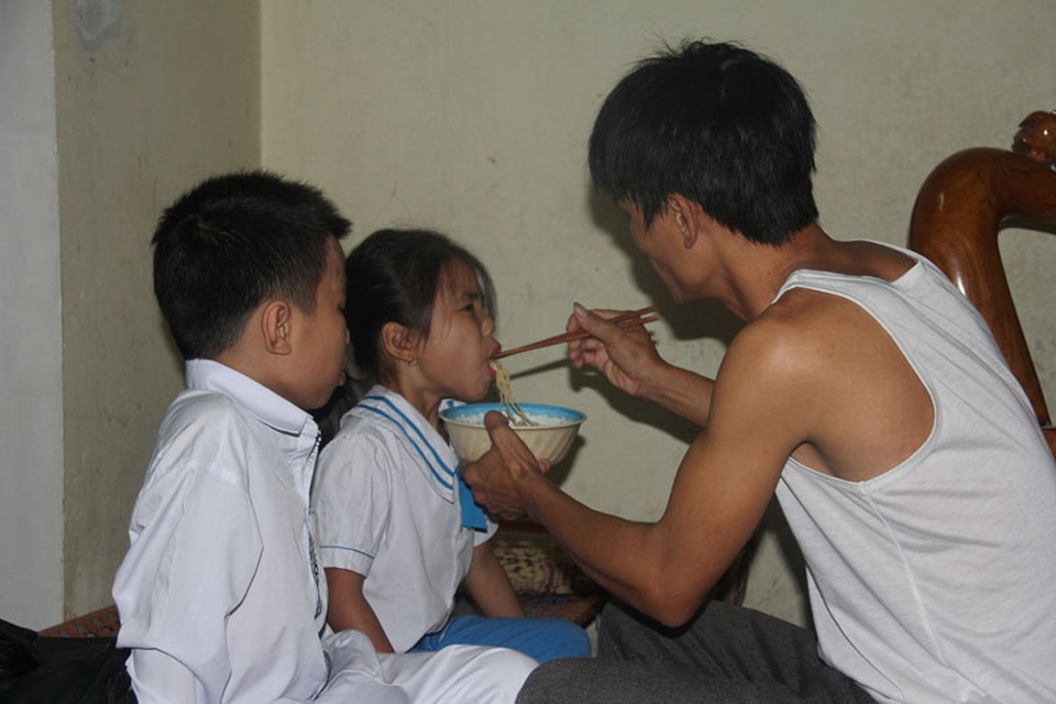 Tối hôm qua người mẹ mắc bệnh ung thư vòm họng của em phải ra Hà Nội để tiếp tục chữa trị nên việc lo cho 2 anh em Mạnh tới trường đều từ bàn tay anh Lê Văn Hạnh.