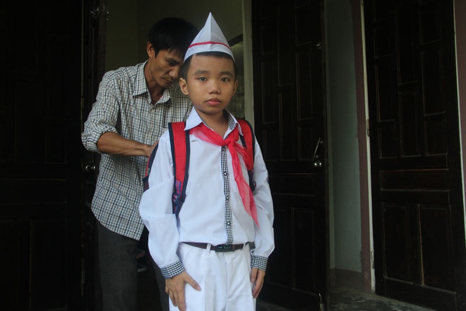 ...đến cặp sách đều được bố chuẩn bị tươm tất.