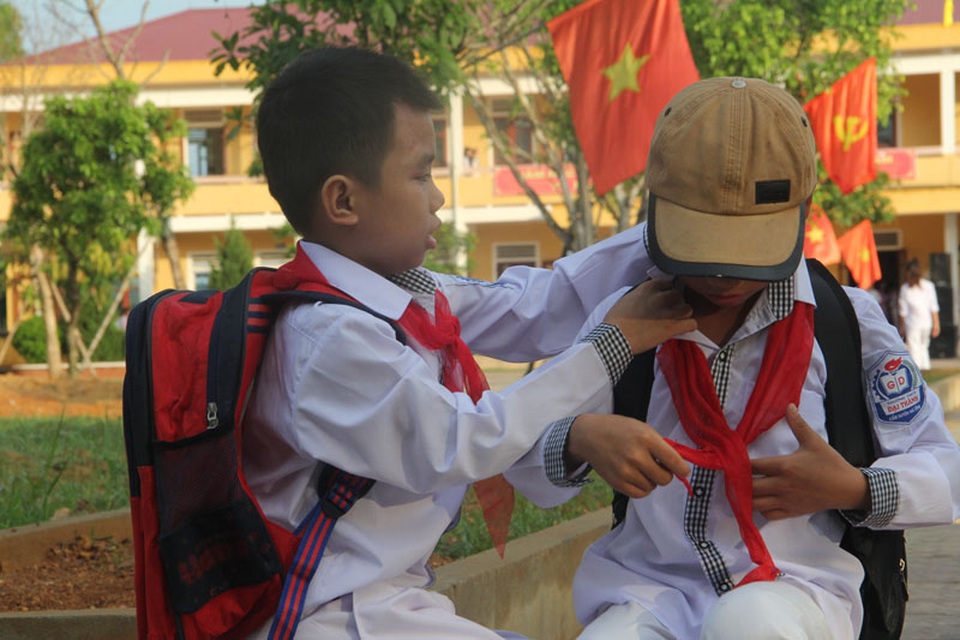 Em Trần Quốc Khánh (11 tuổi, xã Cẩm Vịnh) là bạn thân của Mạnh hết sức vui mừng khi gặp lại người bạn cũ. Khánh cho biết, nghe tin bạn tai nạn rất nặng, tưởng không thể gặp lại Mạnh đầu năm học mới nữa nhưng bây giờ được gặp nhau trong ngôi trường mới này niềm vui của em khôn tả xiết.